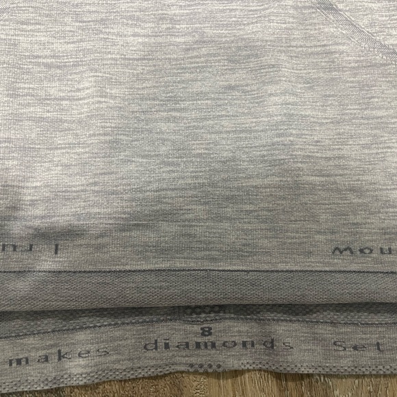 Lululemon gray swiftly Athletic Top, Sz 8 - Picture 4 of 4